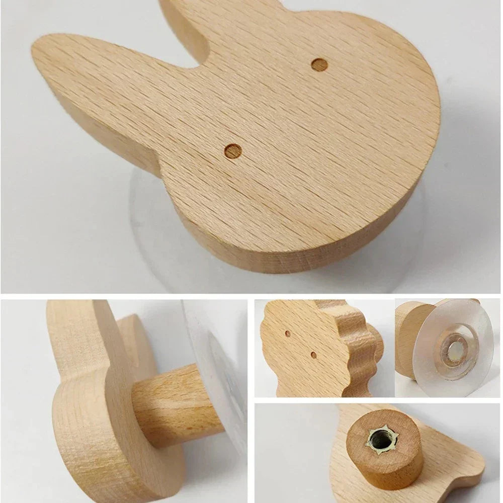 Vägghängare i trä med lekfulla djurmotiv