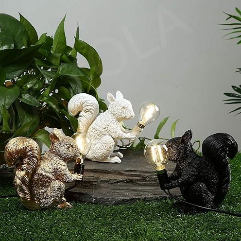 Söt Ekorrbordslampa – Minimalistisk Design & Mjuk Belysning i Skandinavisk Stil