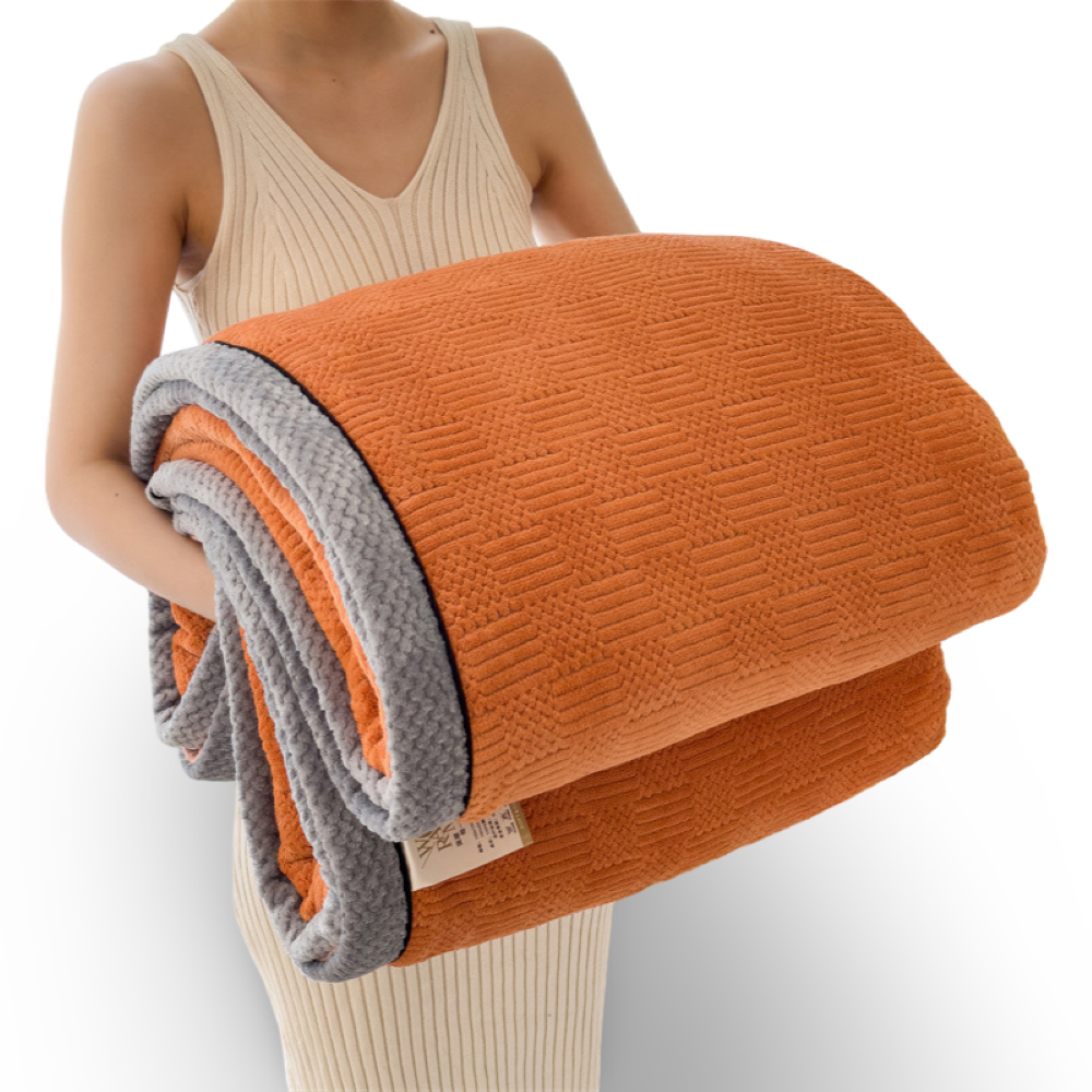 VelvetEdge Pläd – Präglad Lyxfilt med Elegant Kantdesign