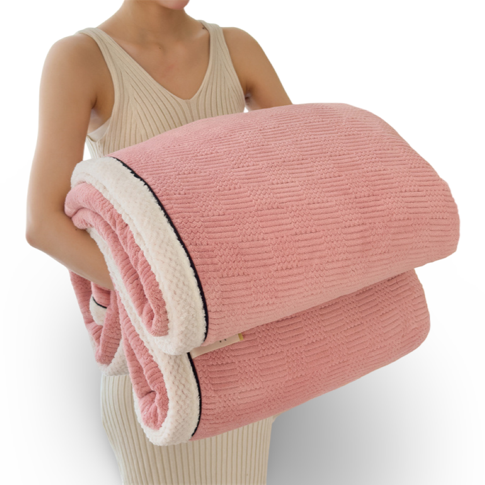 VelvetEdge Pläd – Präglad Lyxfilt med Elegant Kantdesign