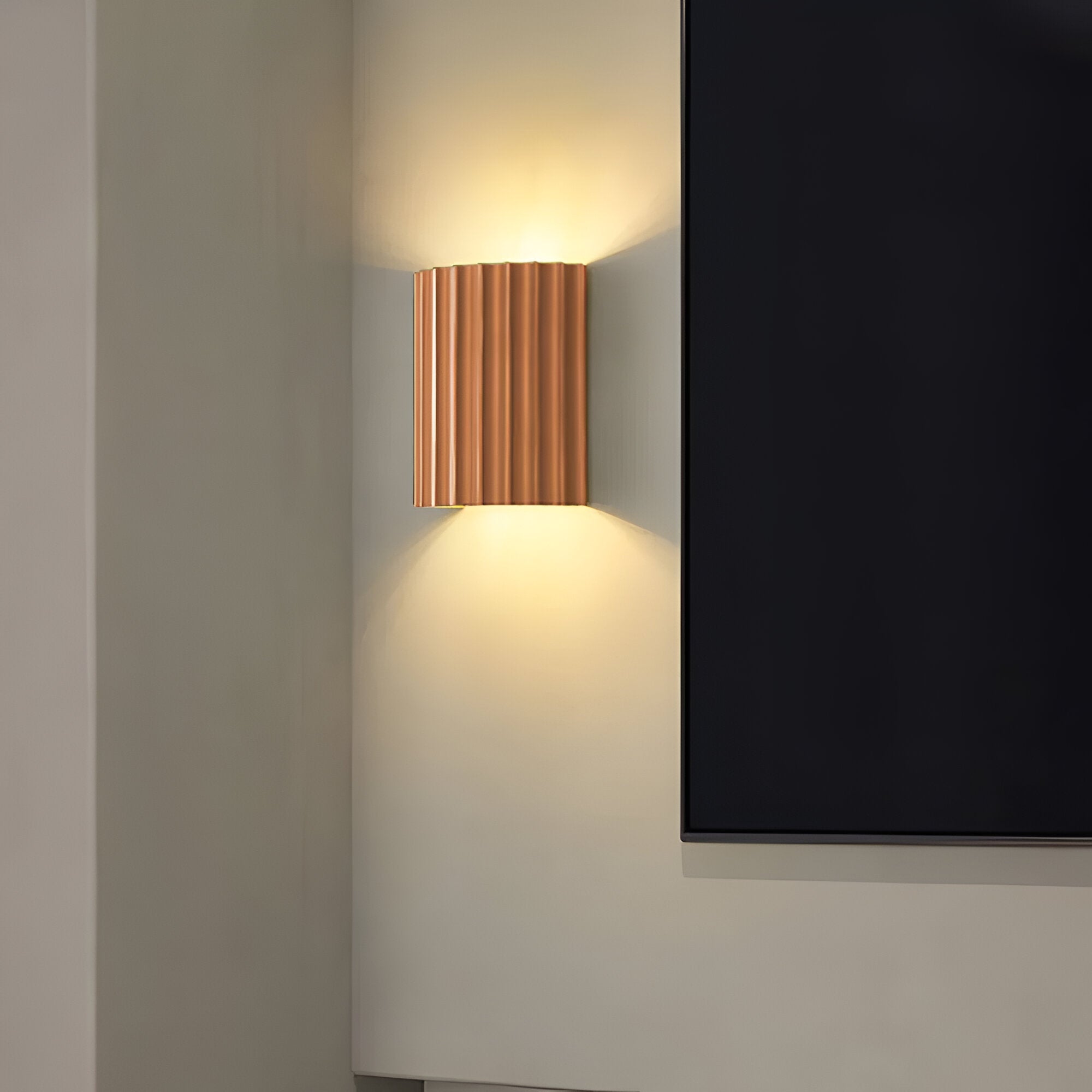 NordStripe – Randig LED Vägglampa i Konstharts med Modern Nordisk Design