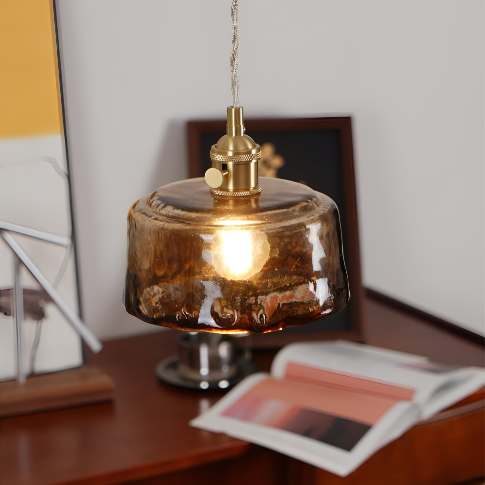 Brassoria – Vintage Glaspendellampa i Antik Mässing