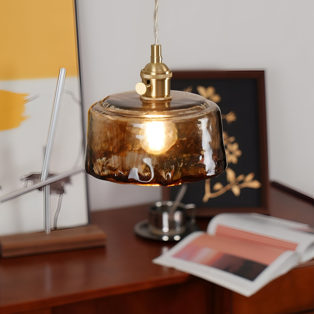 Brassoria – Vintage Glaspendellampa i Antik Mässing