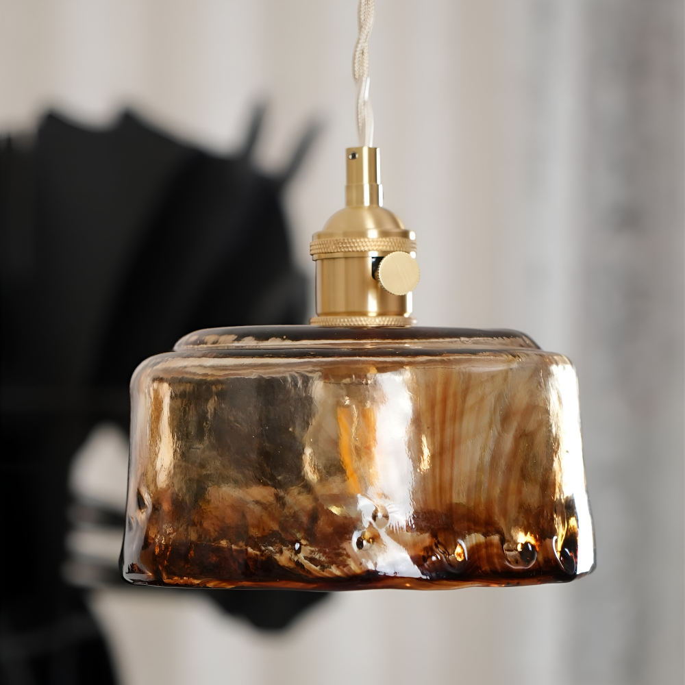 Brassoria – Vintage Glaspendellampa i Antik Mässing