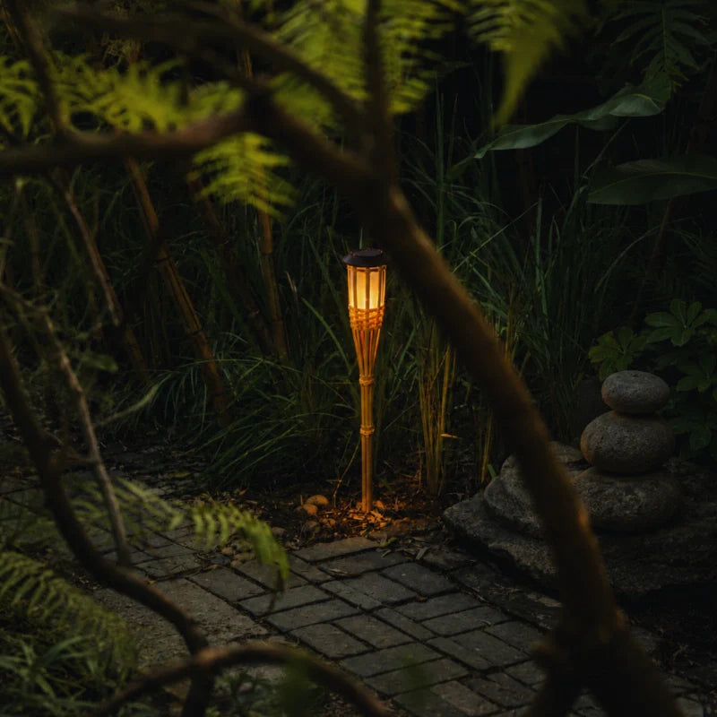 Solcellsdriven bambufackla med flammande LED-ljus