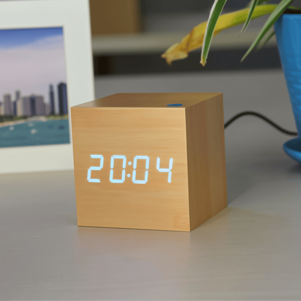 CubeGlow – Digital LED Träväckarklocka i Kubdesign