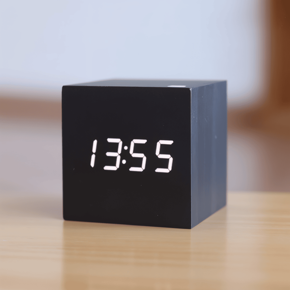 CubeGlow – Digital LED Träväckarklocka i Kubdesign
