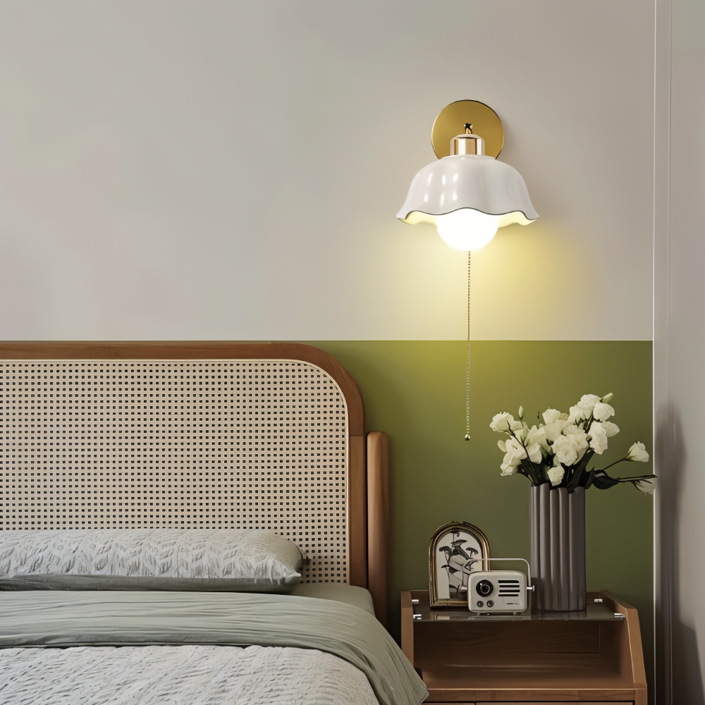 FleurLume – Vägglampa i Vit och Guld med Klassisk Fransk Blomdesign för Sovrum