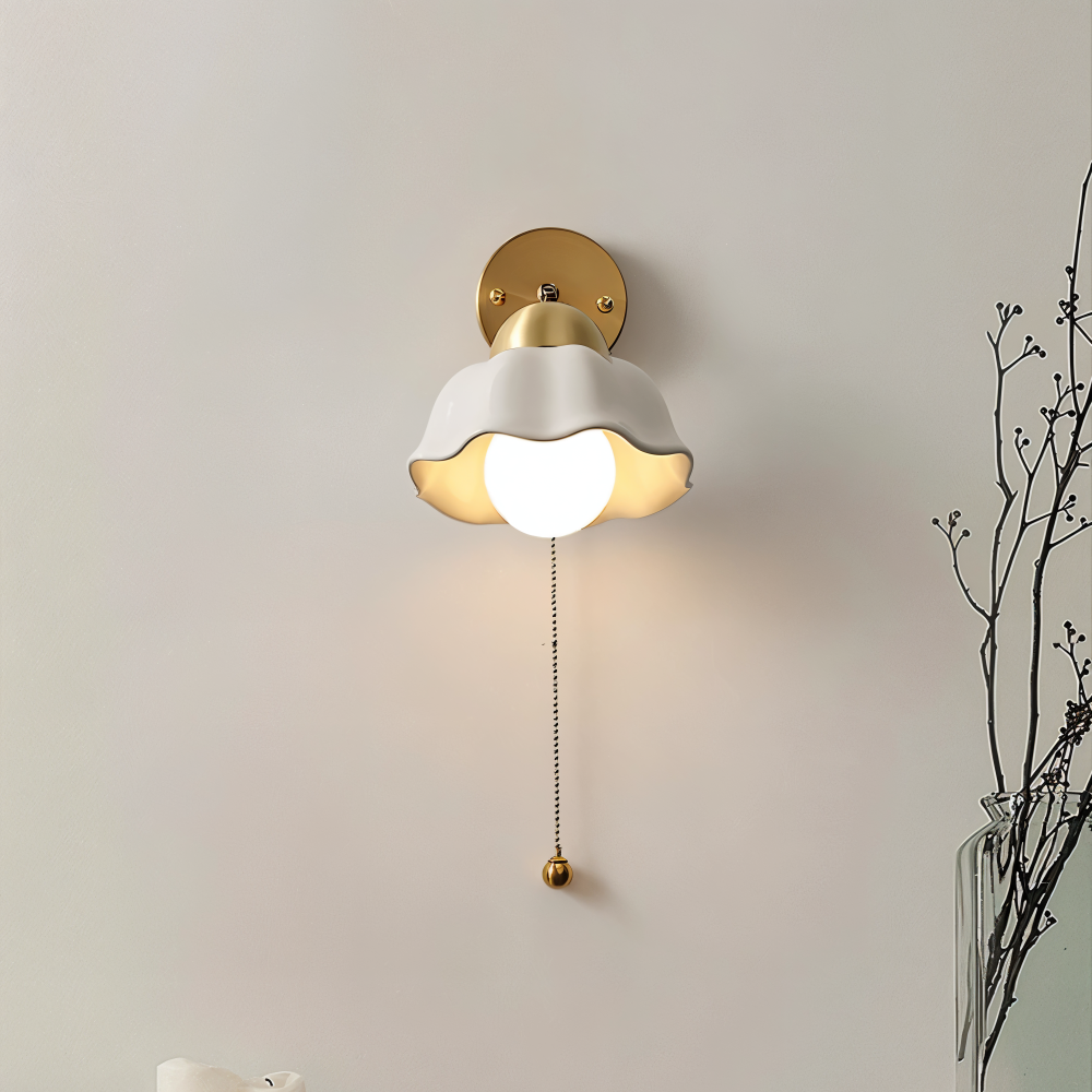 FleurLume – Vägglampa i Vit och Guld med Klassisk Fransk Blomdesign för Sovrum