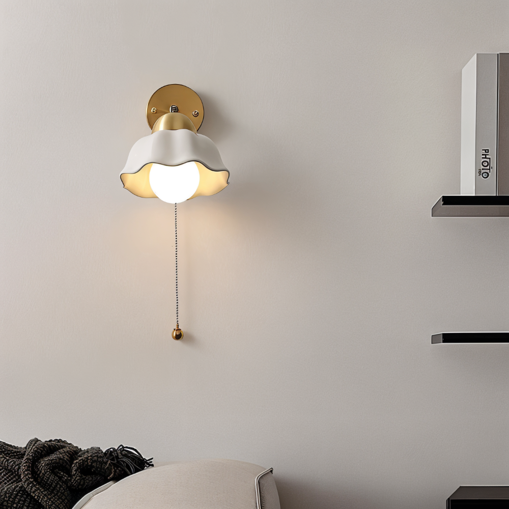 FleurLume – Vägglampa i Vit och Guld med Klassisk Fransk Blomdesign för Sovrum