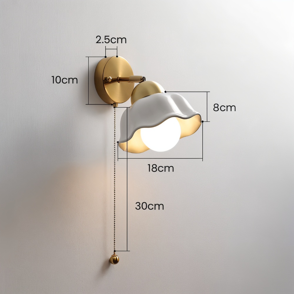 FleurLume – Vägglampa i Vit och Guld med Klassisk Fransk Blomdesign för Sovrum