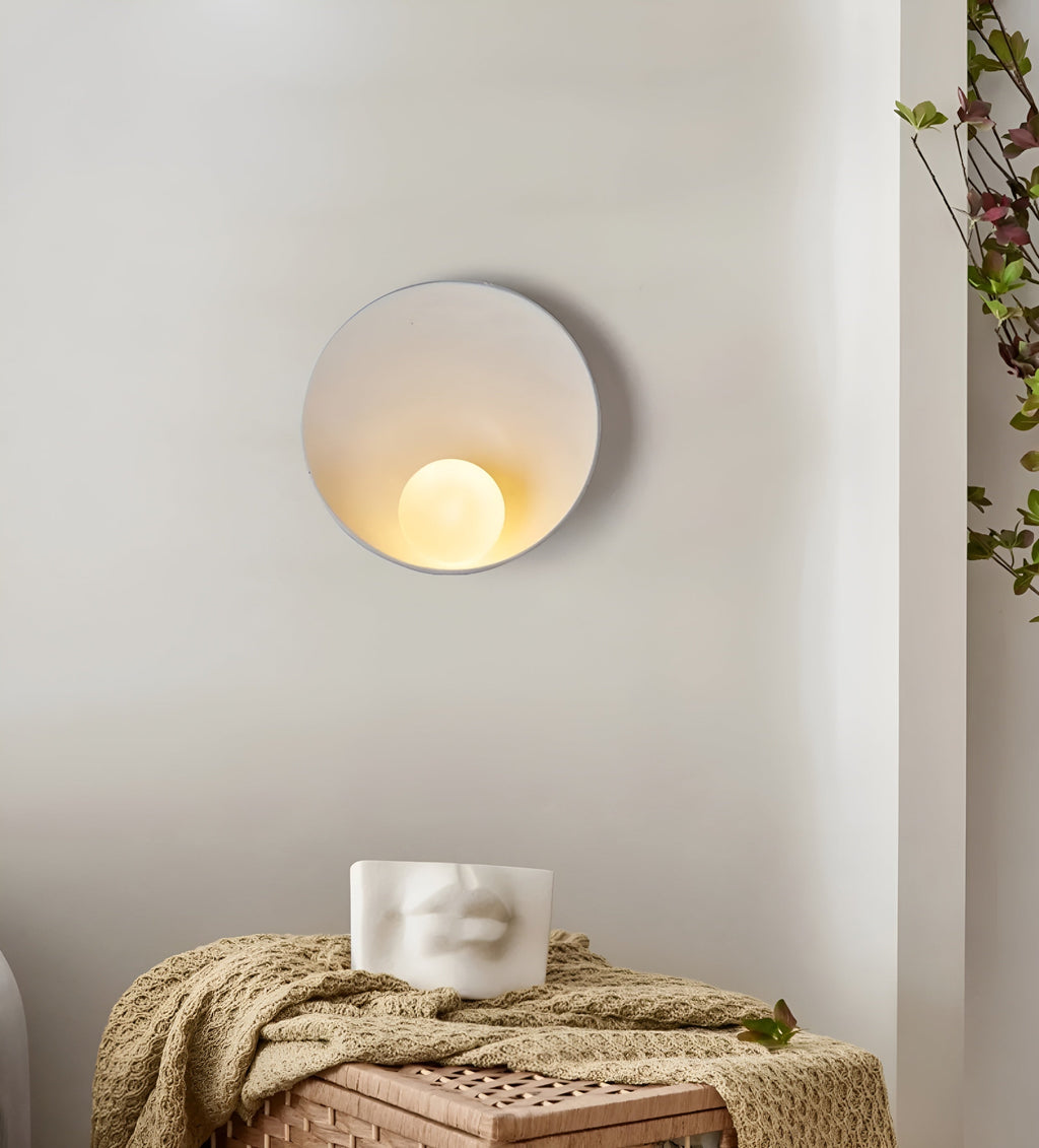 Kanso – Japandi Vägglampa med Opalglas & Trädetaljer