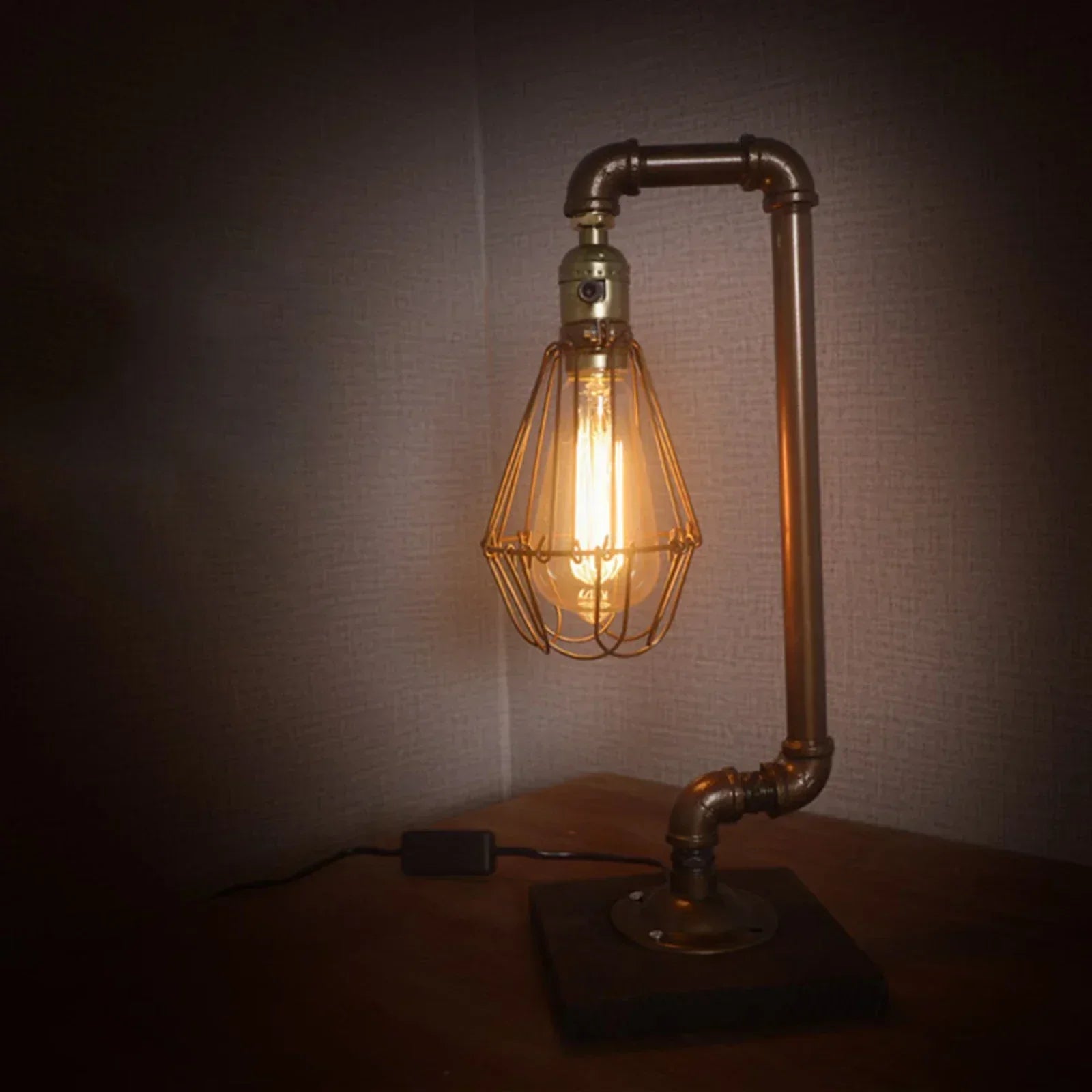 RetroLume – Metallbordslampa i svart med vintagedesign och gediget hantverk