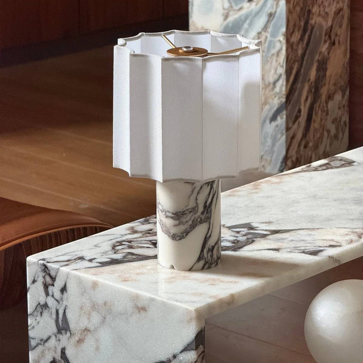 Orvinna – Elegant Marmorbordslampa med Varm Belysning