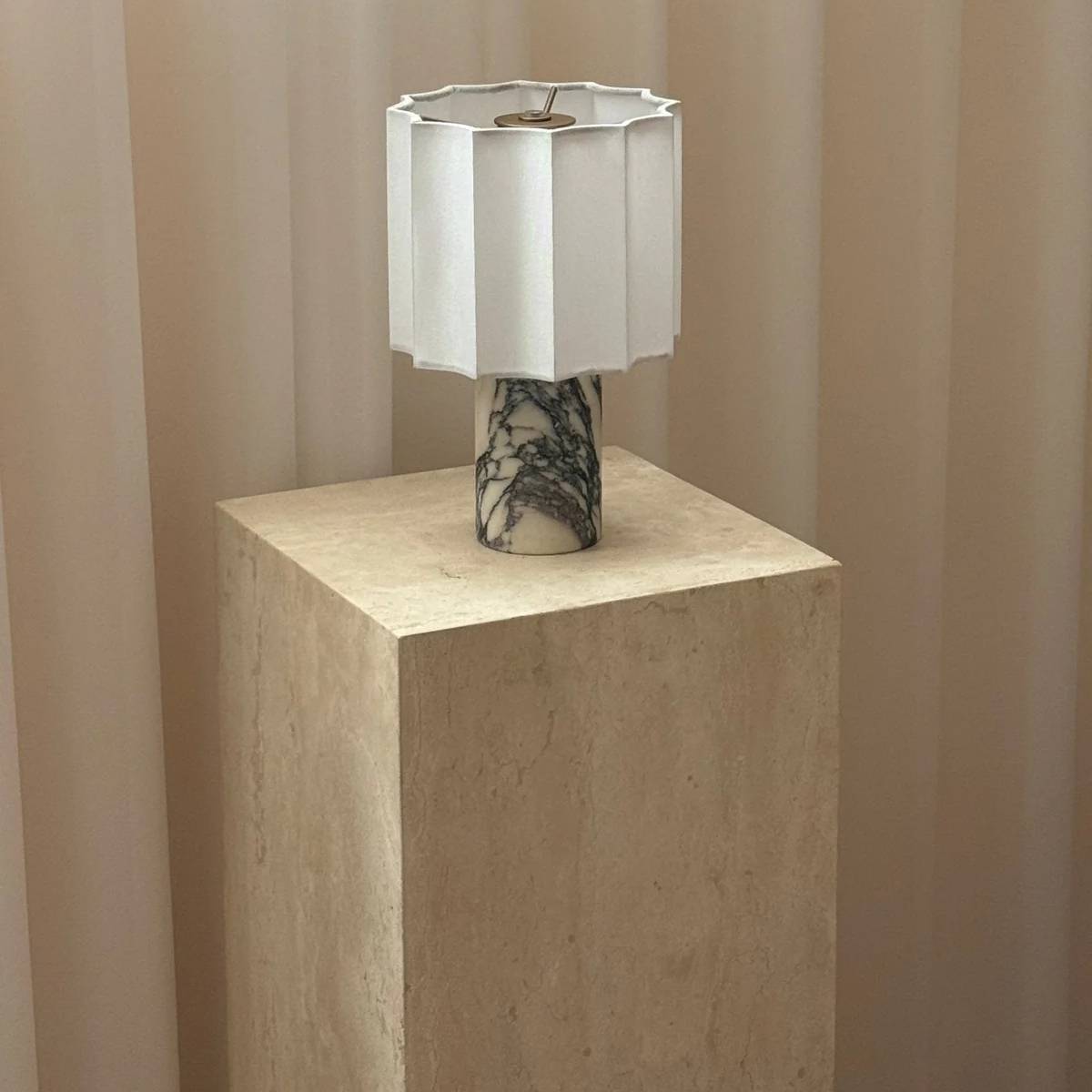 Orvinna – Elegant Marmorbordslampa med Varm Belysning