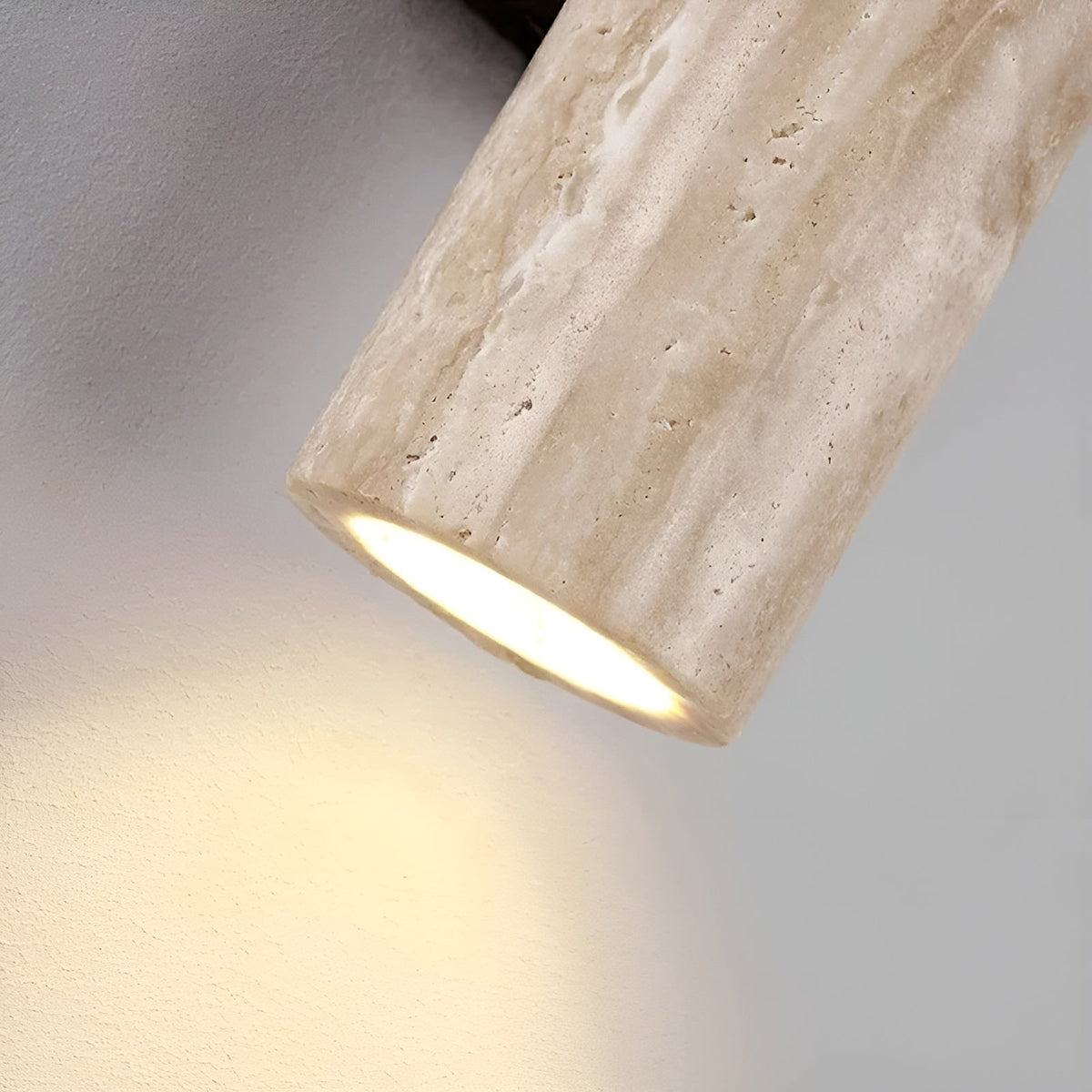 Up/down-vägglampa i naturlig travertin