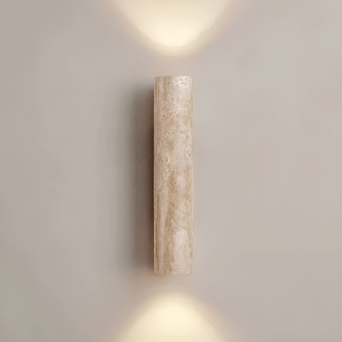 Up/down-vägglampa i naturlig travertin